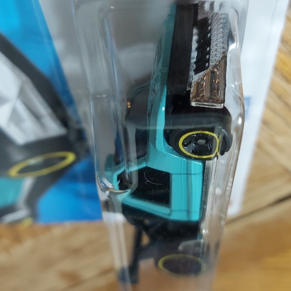 Hot Wheels Lolux - Picture 8 of 8